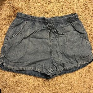 Universal thread relaxed shorts